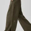 Pantalones Cosmopolitan de talle medio con botones a presión - Olive Tree