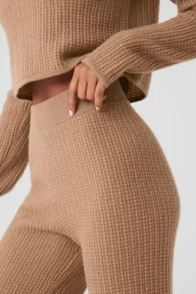 Pantalones de cachemira High-Waist con tejido tipo waffle y tacto suave – Almendra tostada