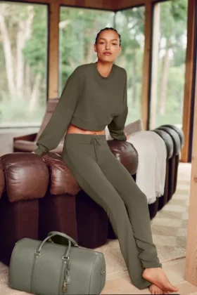 Pantalones de chándal Sway de corte acampanado - Olivo