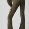 Pantalones de chándal Sway de corte acampanado - Olivo