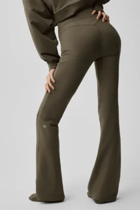 Pantalones de chándal Sway de corte acampanado – Olivo