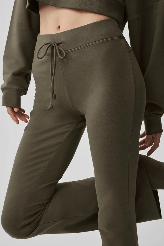Pantalones de chándal Sway de corte acampanado - Olivo