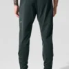 Pantalones deportivos Conquer React — Verde carbón