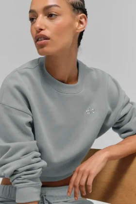 Suéter de cuello redondo Accolade corto – Gris lunar