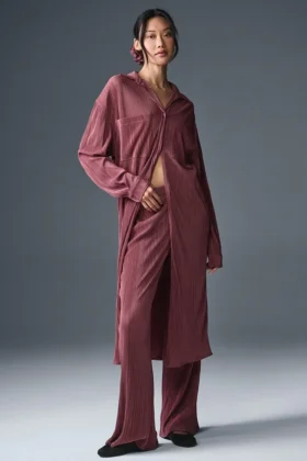 Vestido camisero con microplisado — Burdeos trufado