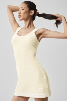 Vestido de punto estilo jersé Tennis Club – Avena/Blanco