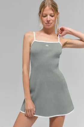 Vestido Highline de punto acanalado estilo jersé – Gris lunar/Blanco